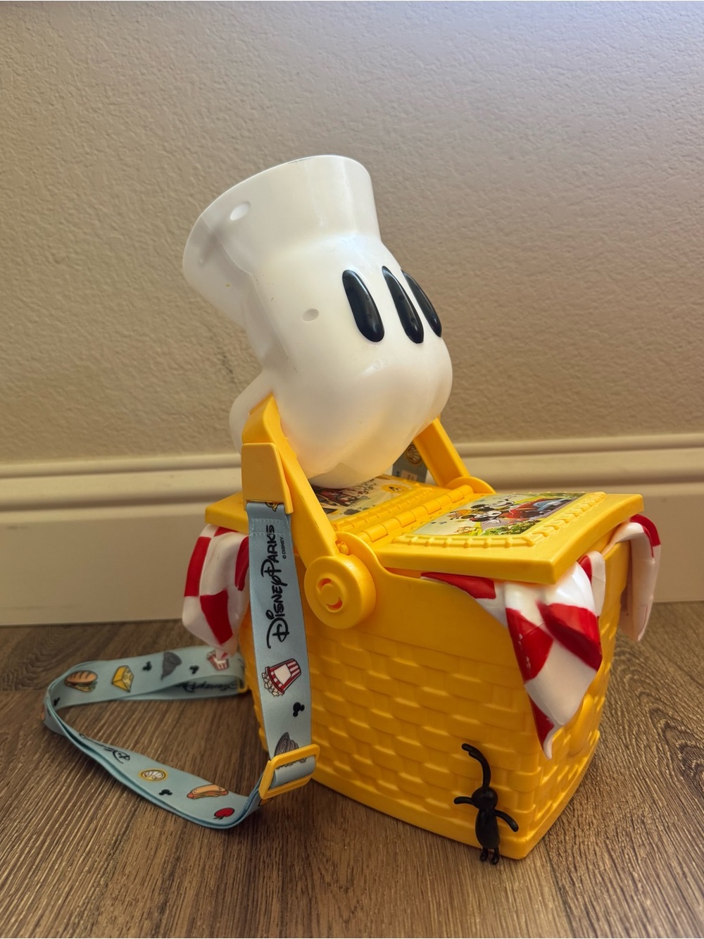 Disney Parks Mickey & Minnie Runaway Railway Picnic Basket Glove Popcorn Bucket